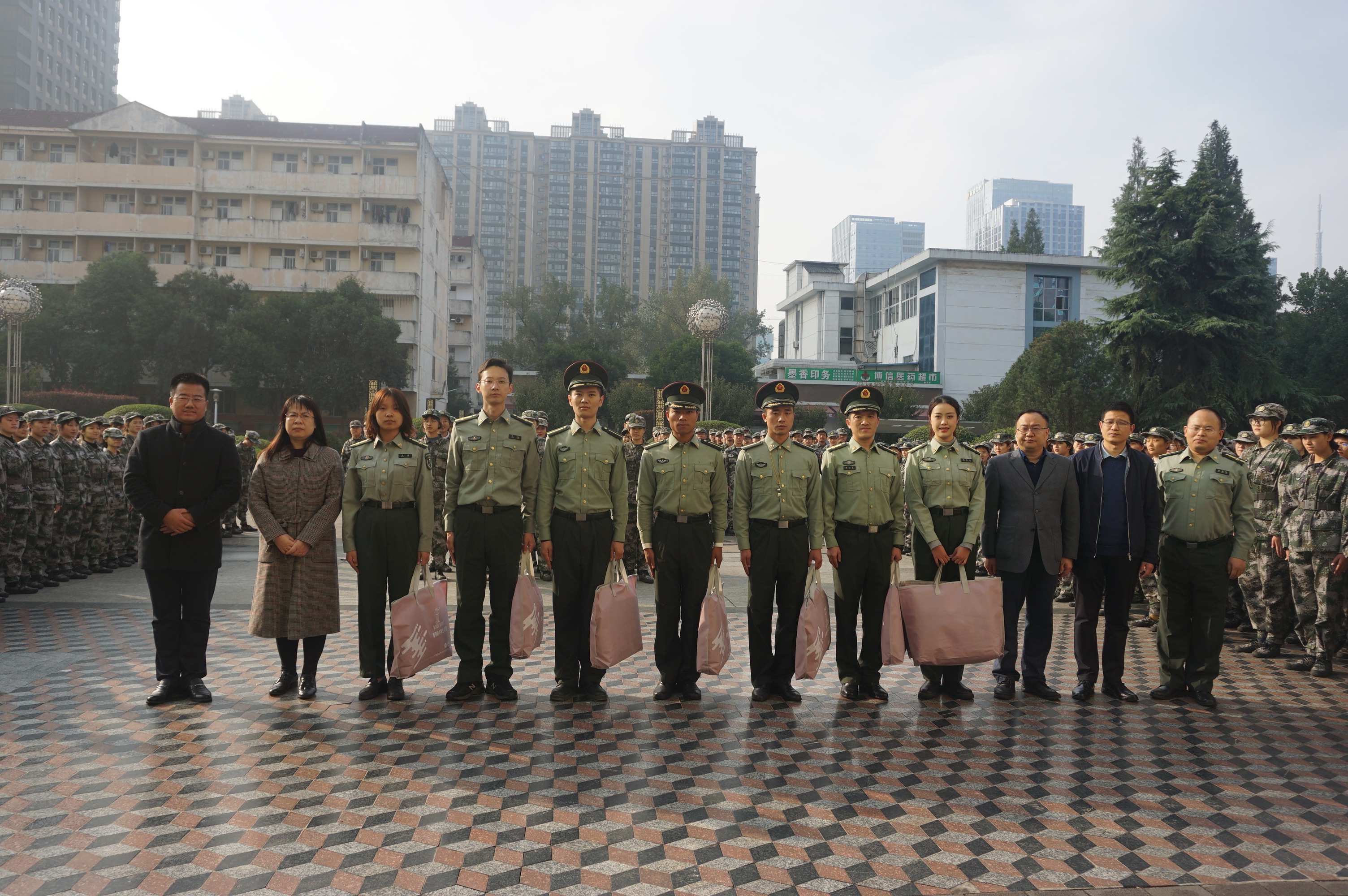领导,辅导员,教官合照.JPG 领导,辅导员,教官合照.JPG