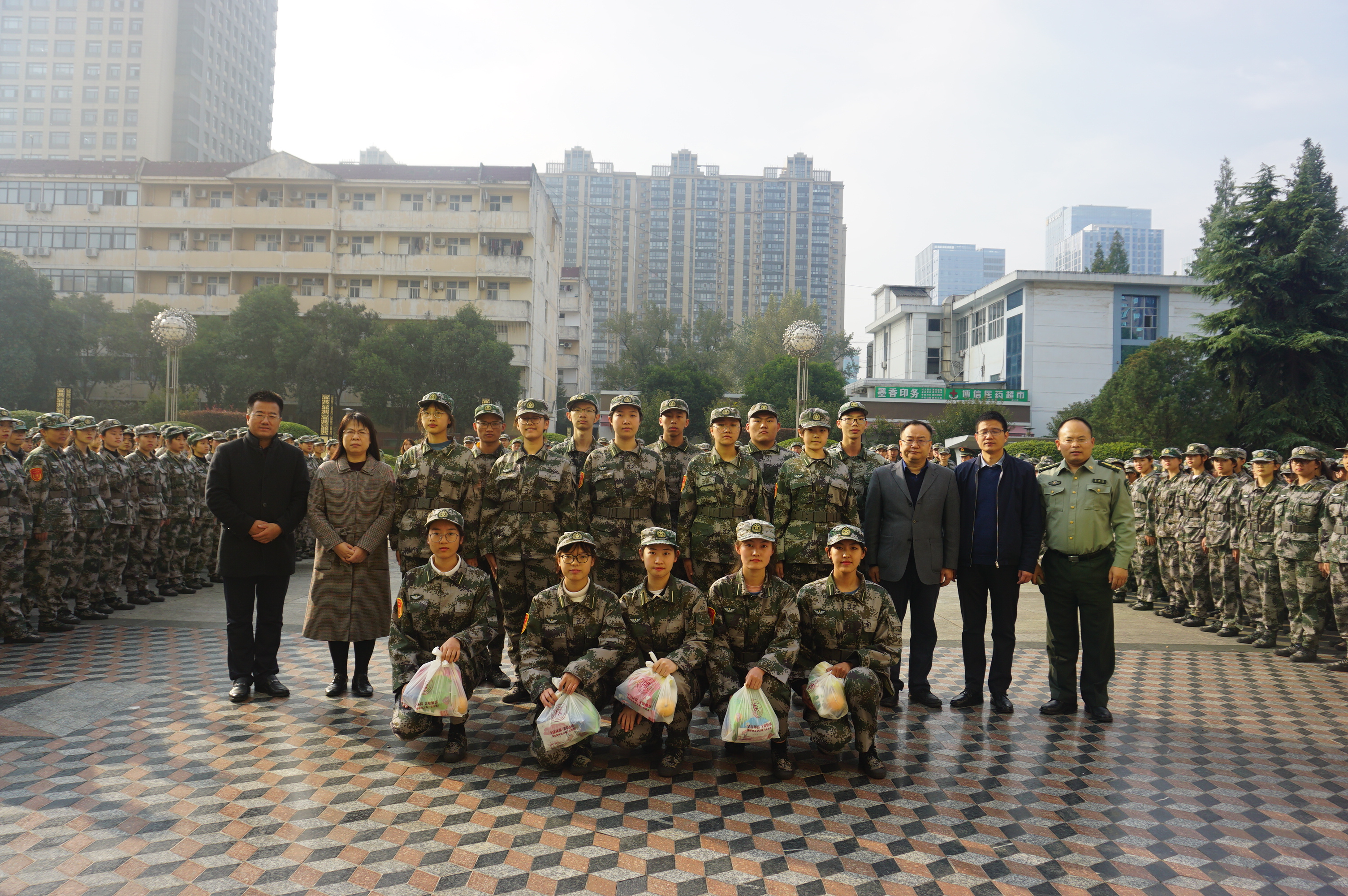 领导同学合照.JPG 领导同学合照.JPG